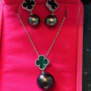 Van Cleef and Arpel's like earrings - clover with Pearl